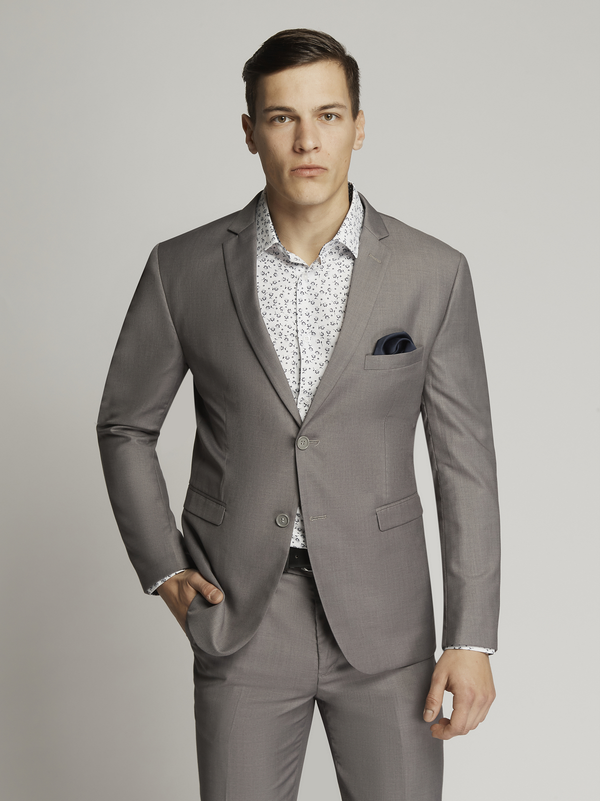 James suit with a slim cut - Image 7