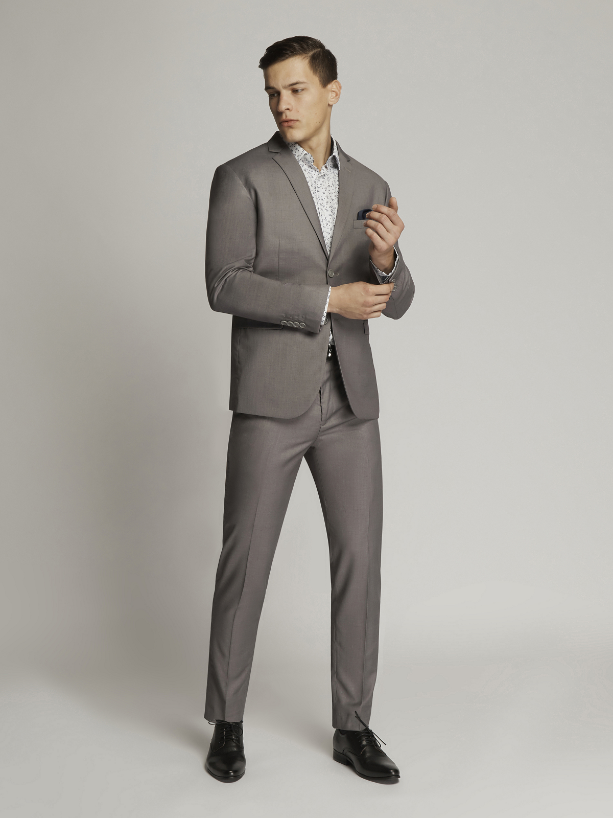 James suit with a slim cut - Image 4
