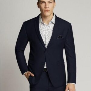 James suit with a slim cut